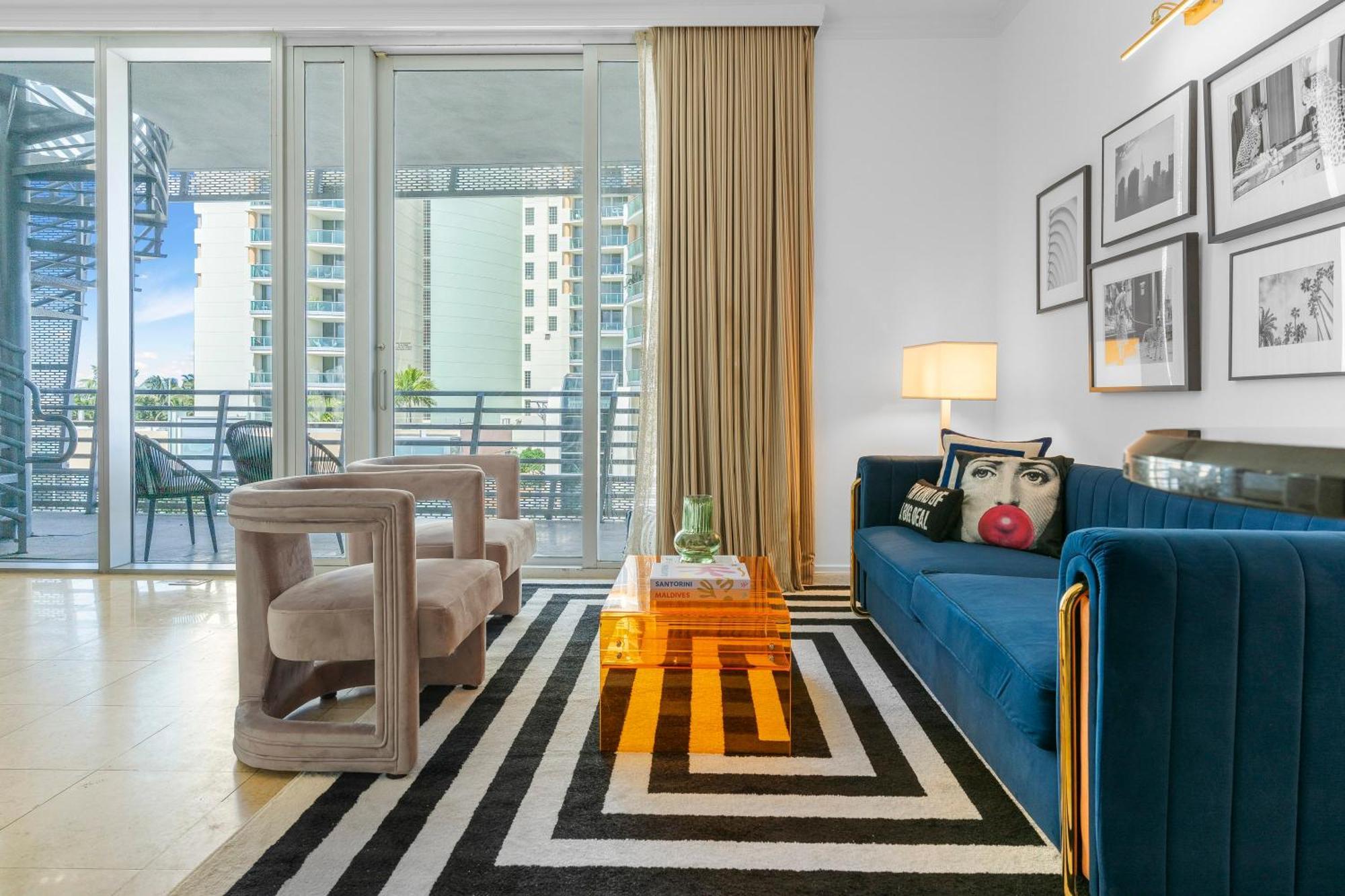 Chasing Waves Stunning Penthouse, Near Ocean Drive Apartment