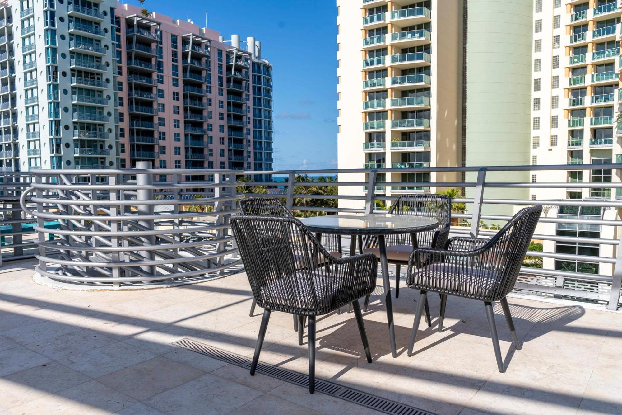 Chasing Waves Stunning Penthouse, Near Ocean Drive Apartment Miami Beach