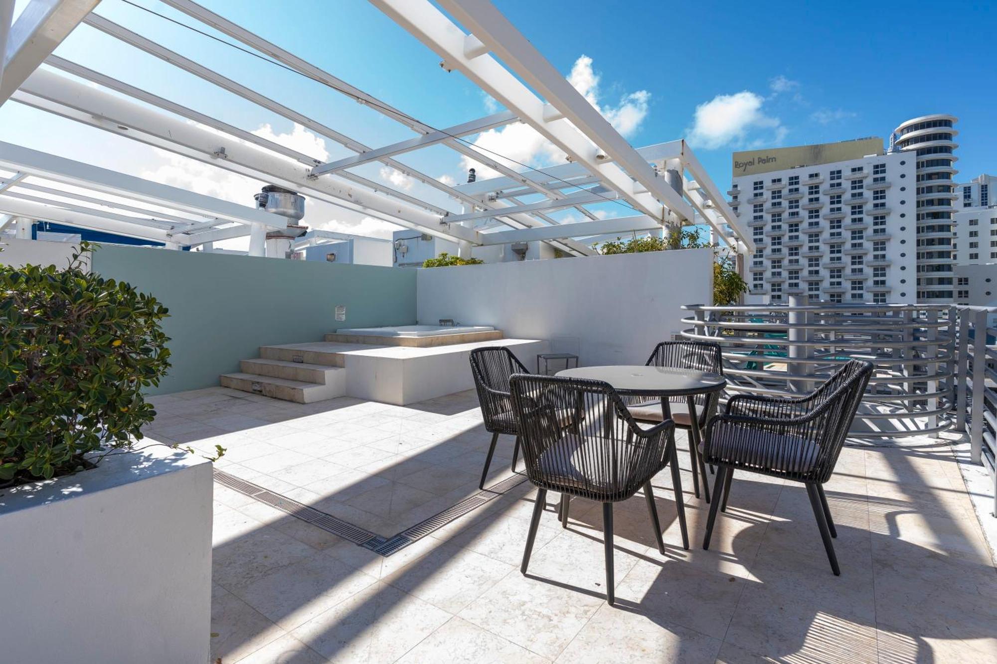 Chasing Waves Stunning Penthouse, Near Ocean Drive Apartment