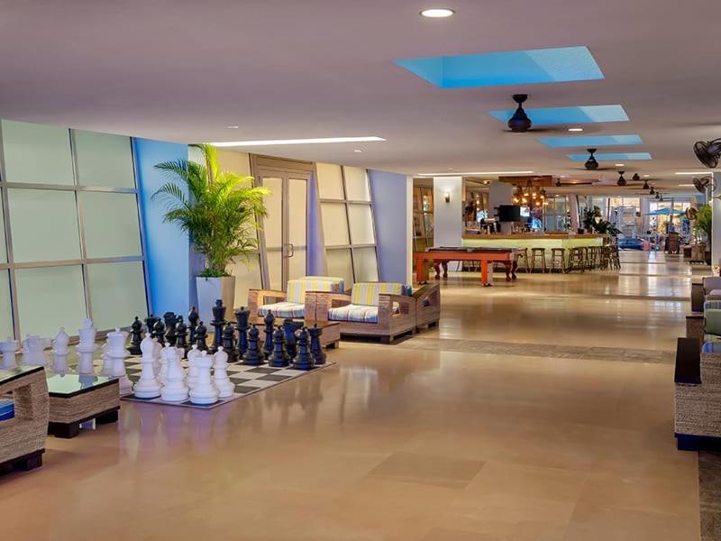 Chasing Waves Stunning Penthouse, Near Ocean Drive Apartment