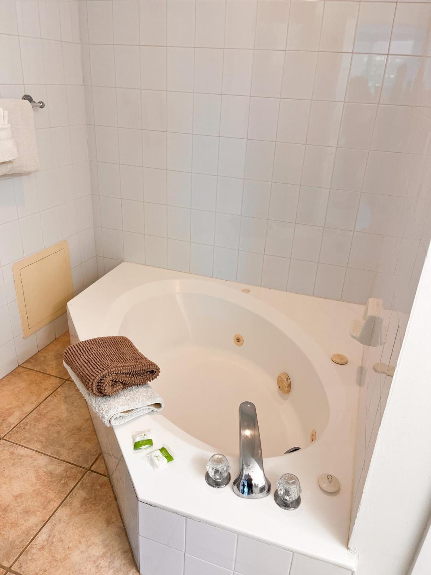 Castle Pavillon 8 Beachfront - Private Access Loft With 2-story, Pool, Tennis, Free Parking Access