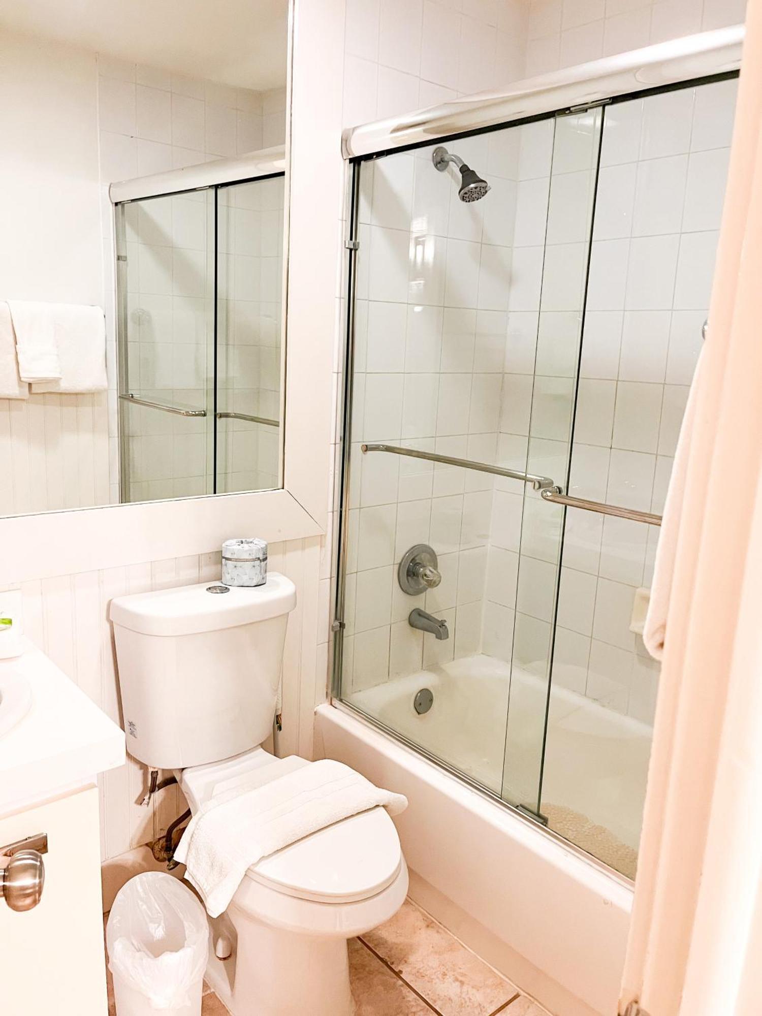 Castle Pavillon 8 Beachfront - Private Access Loft With 2-story, Pool, Tennis, Free Parking Access Miami Beach