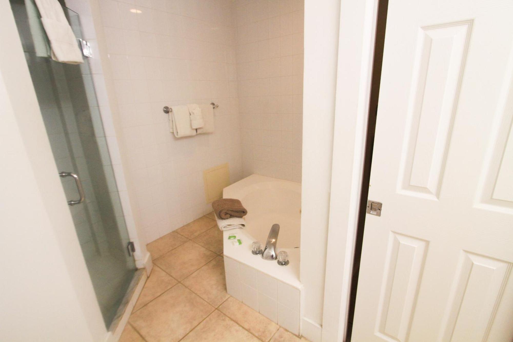 Castle Pavillon 8 Beachfront - Private Access Loft With 2-story, Pool, Tennis, Free Parking Access * Miami Beach