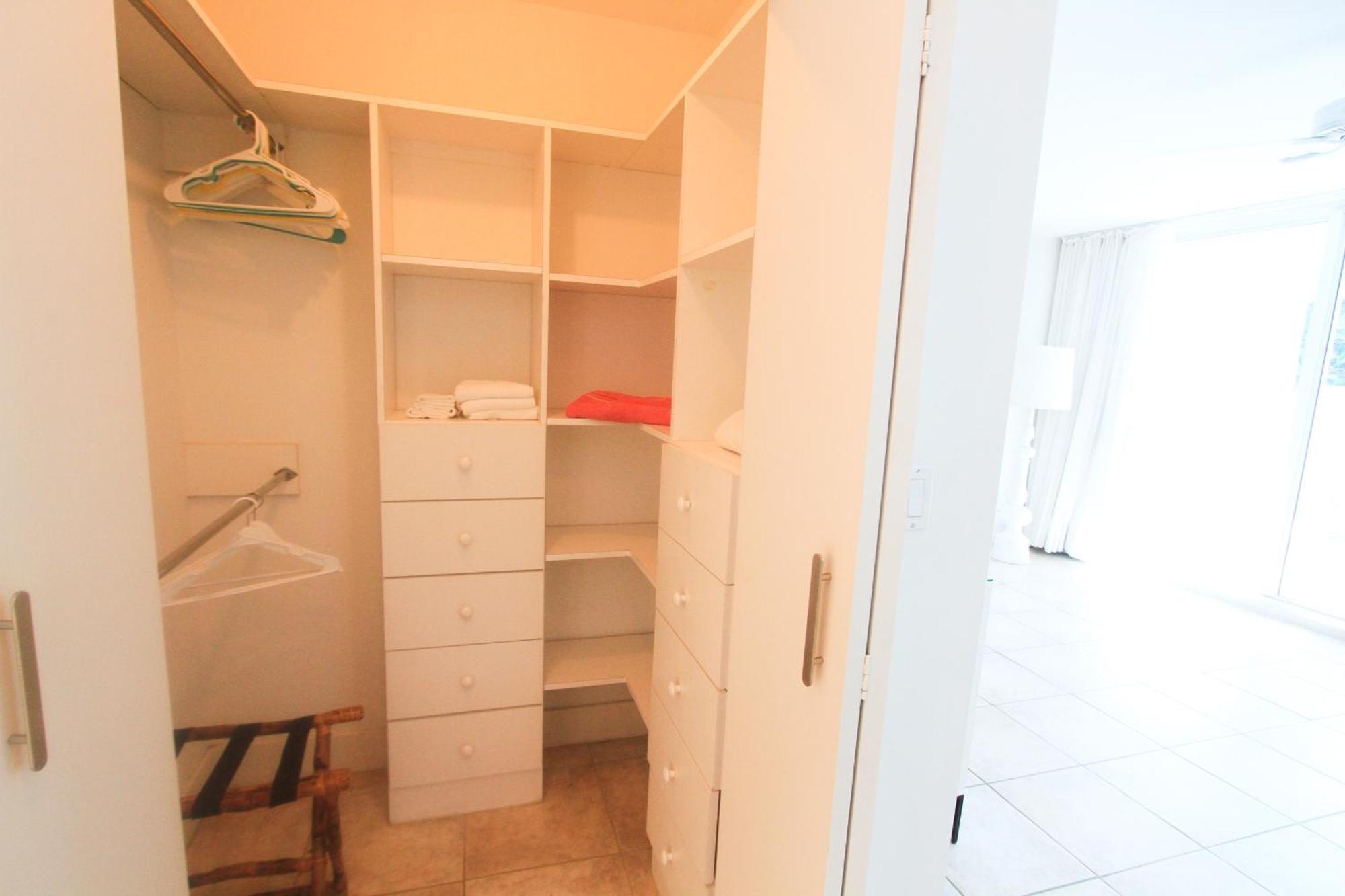 Castle Pavillon 8 Beachfront - Private Access Loft With 2-story, Pool, Tennis, Free Parking Access Ferienhaus