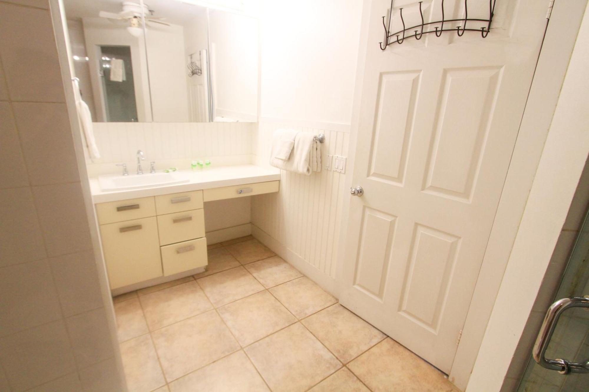 Castle Pavillon 8 Beachfront - Private Access Loft With 2-story, Pool, Tennis, Free Parking Access *