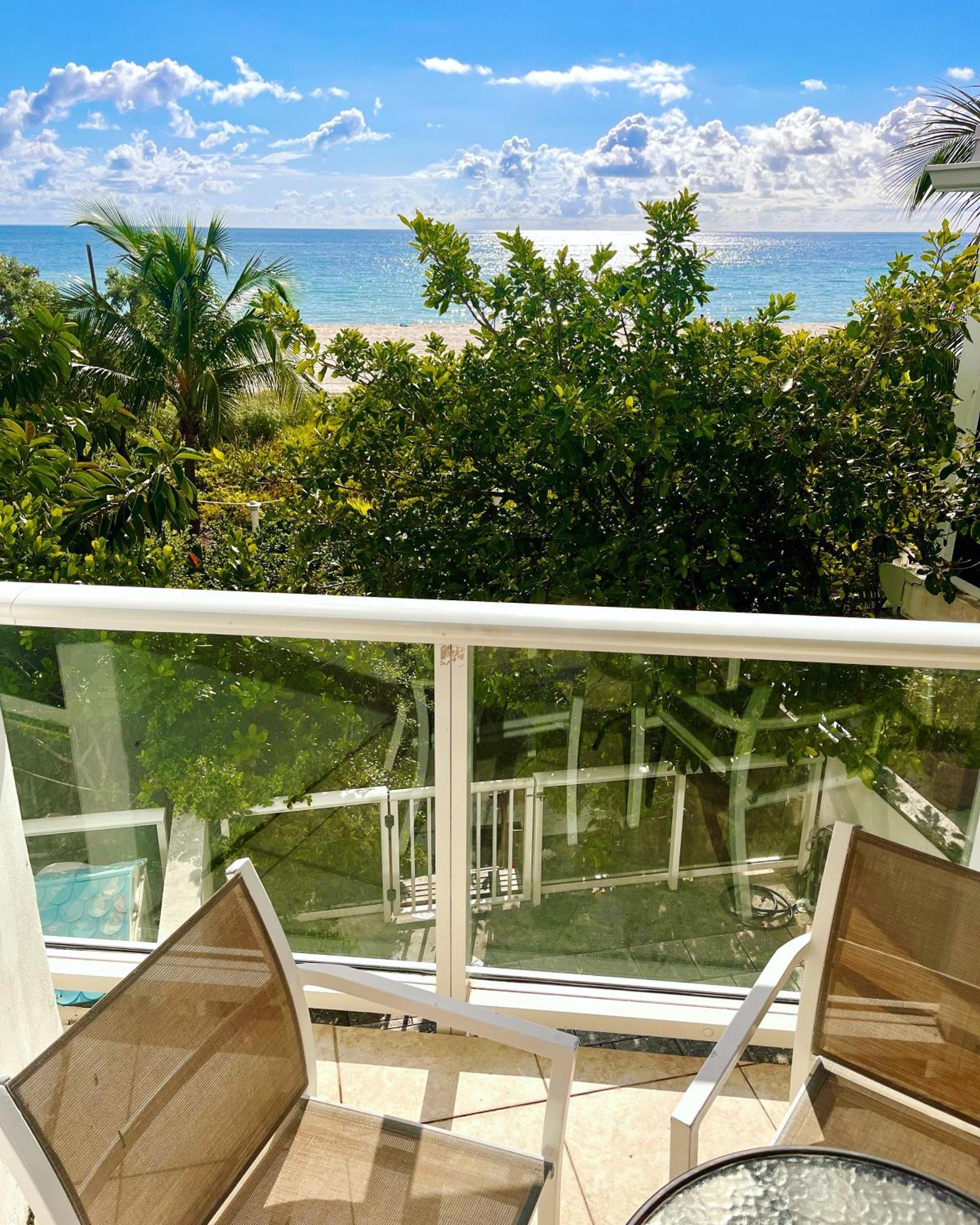 Castle Pavillon 8 Beachfront - Private Access Loft With 2-story, Pool, Tennis, Free Parking Access *
