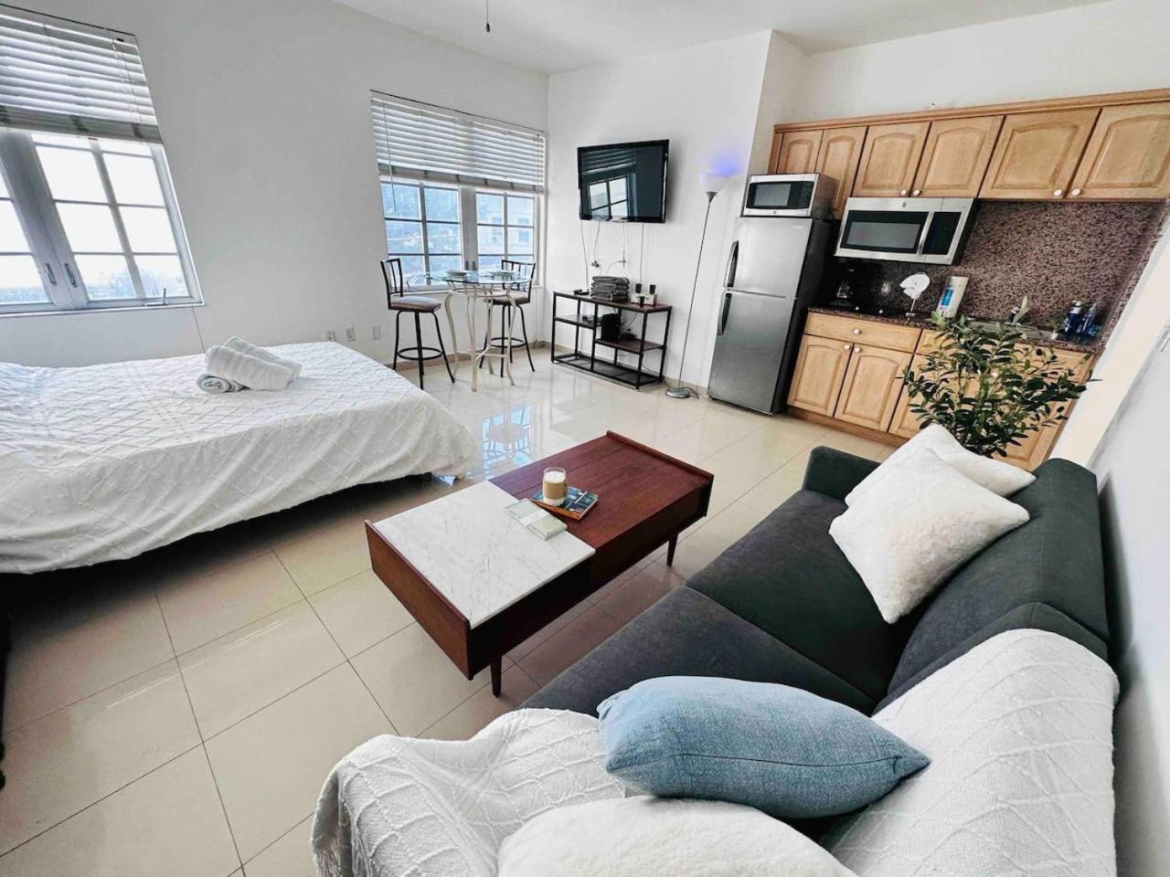 Right On The Beach, Ocean Drive Secured Apartment *
