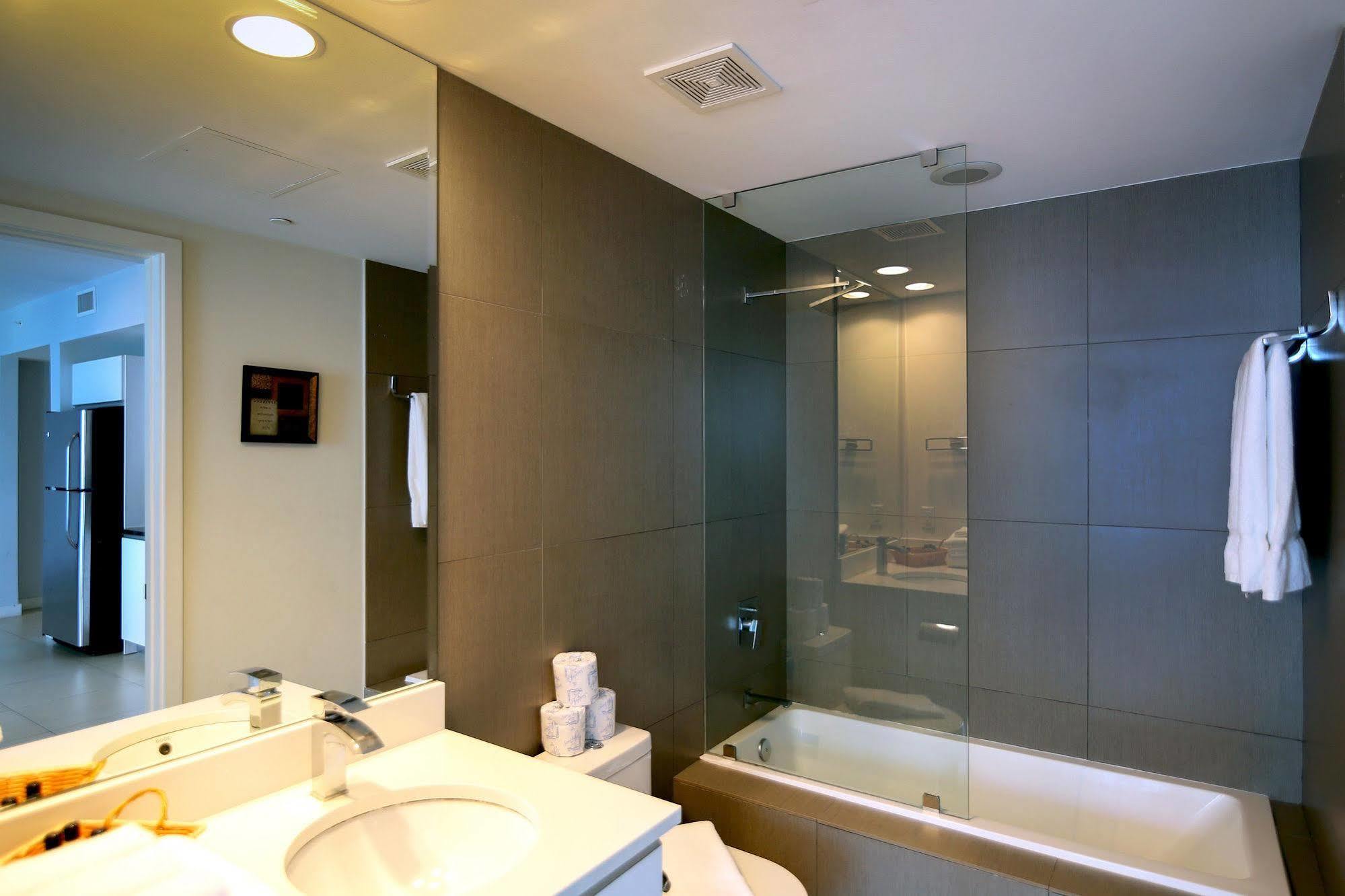 Pelican Furnished In Monte Carlo Miami Hotel
