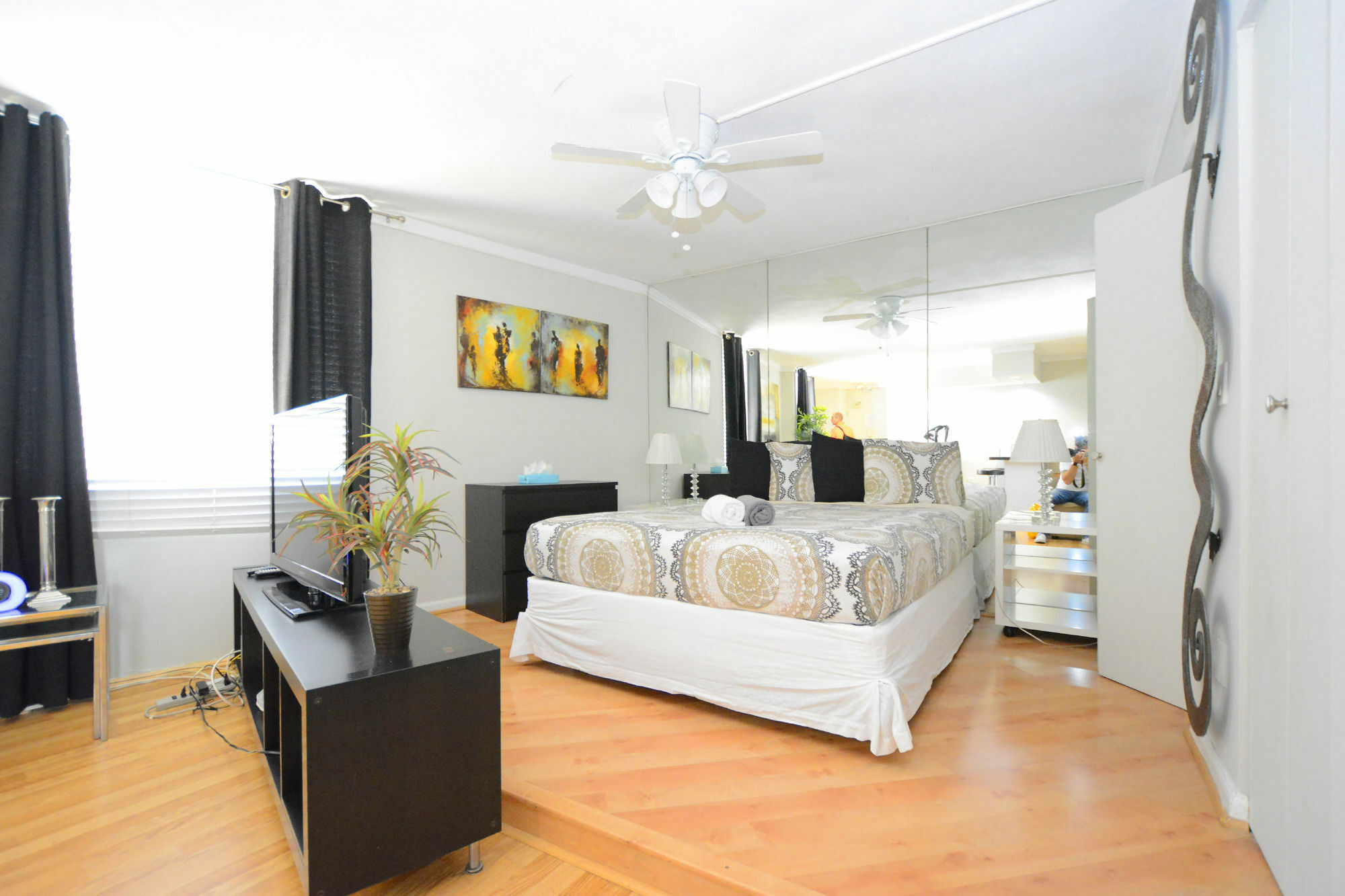 Art Deco Ocean Walk Apartment