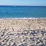 Beautiful Apartment Steps Away From The Beach