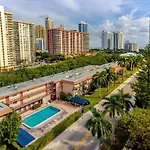 Cute, Cozy Condo Walk To The Beach!