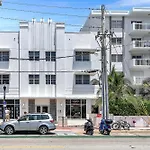 South Beach Sofi Apartment With Direct Beach, Chairs, And Umbrella Access