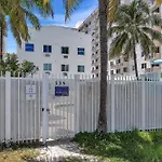 South Beach Sofi Apartment With Direct Beach, Chairs, And Umbrella Access