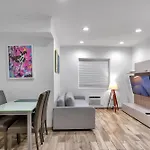 South Beach Sofi Apartment With Direct Beach, Chairs, And Umbrella Access