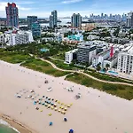 South Beach Sofi Apartment With Direct Beach, Chairs, And Umbrella Access