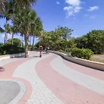 Deco Ocean Dr Deal, W/2 Queen Beds, South Beach