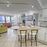 Oceanview Apartment On The Beach 123