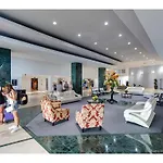 Miami Beachfront With Pool Wifi & Cheap Parking