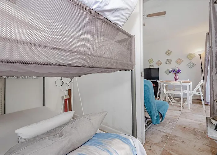 Cute, Cozy Condo Walk To The Beach!