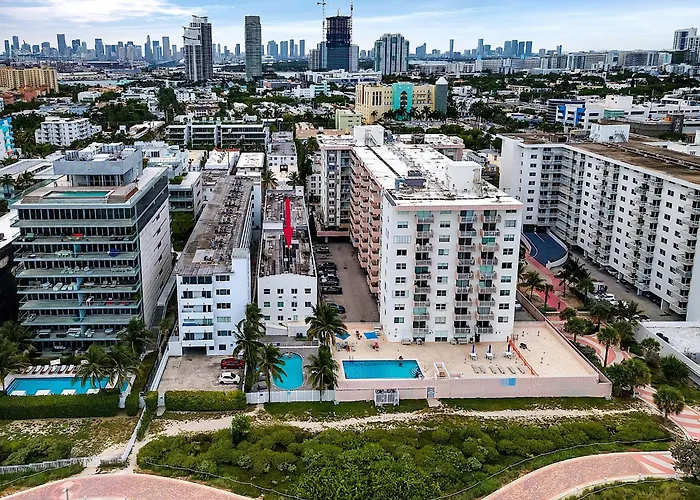 South Beach Sofi Apartment With Direct Beach, Chairs, And Umbrella Access