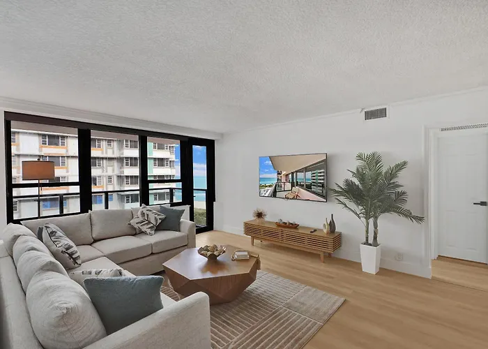 Chic 2-Bedroom Condo With Beach Service & Gym / 1210