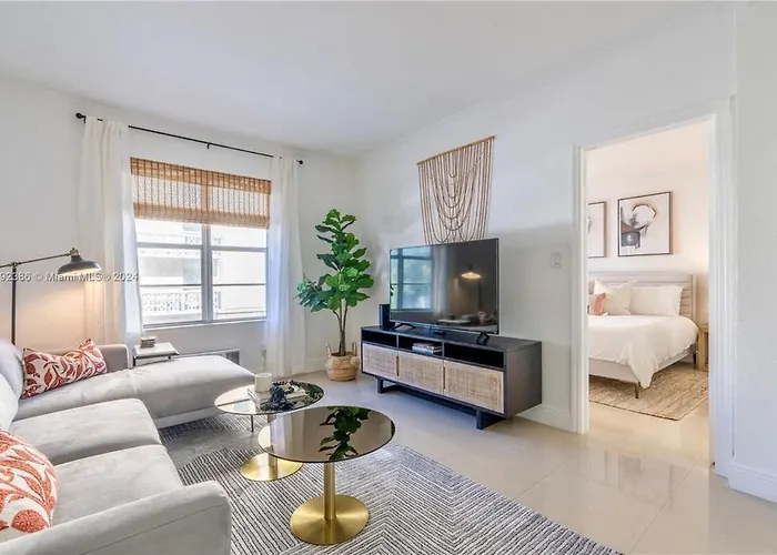 Contemporary Chic, Next To The Beach - 1 Bedroom