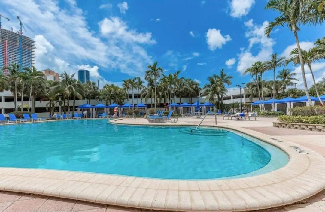 Apartment Beautiful Steps Away From The Miami Beach