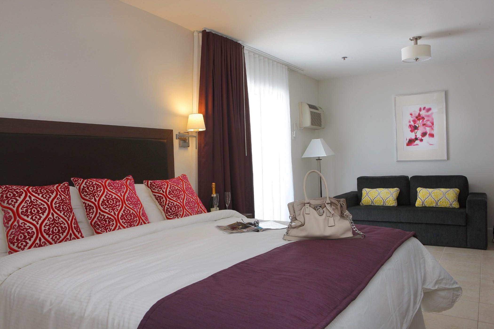 Collins Hotel 3*