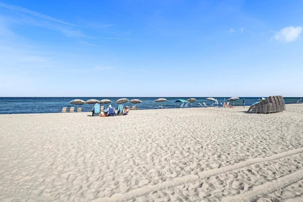 Cozy Beachfront 2 Bdr & 2 Ba Miami Apartment *