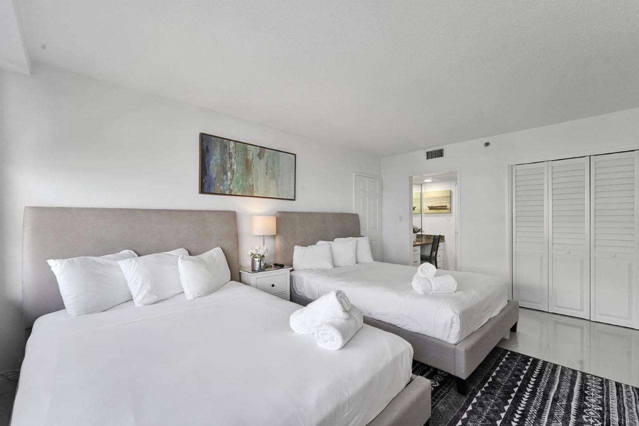 Cozy Beachfront 2 Bdr & 2 Ba Miami Apartment *