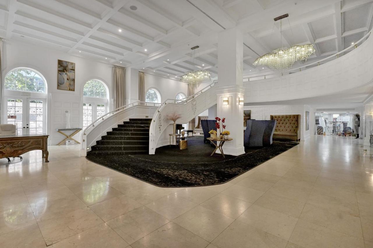 Cozy Beachfront 2 Bdr & 2 Ba Miami Apartment *