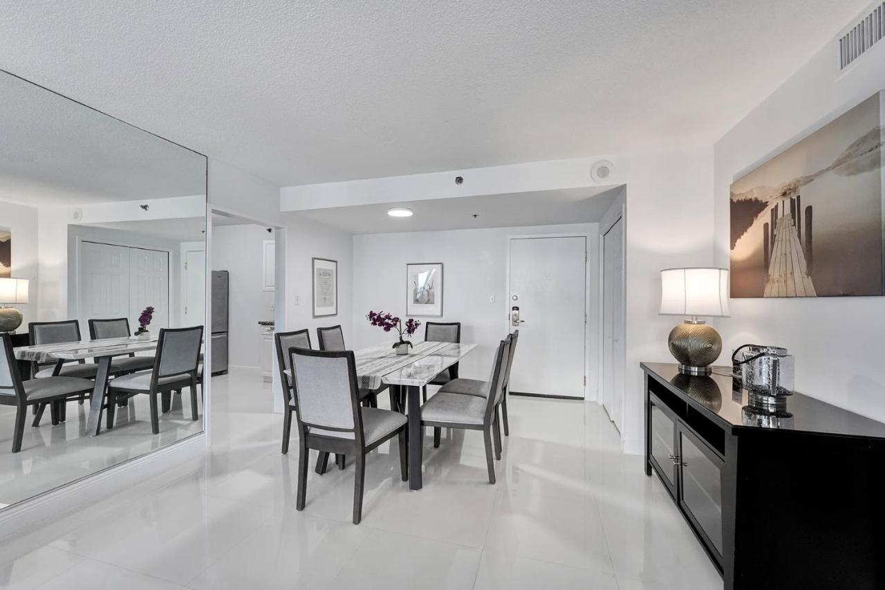 Cozy Beachfront 2 Bdr & 2 Ba Miami Apartment *