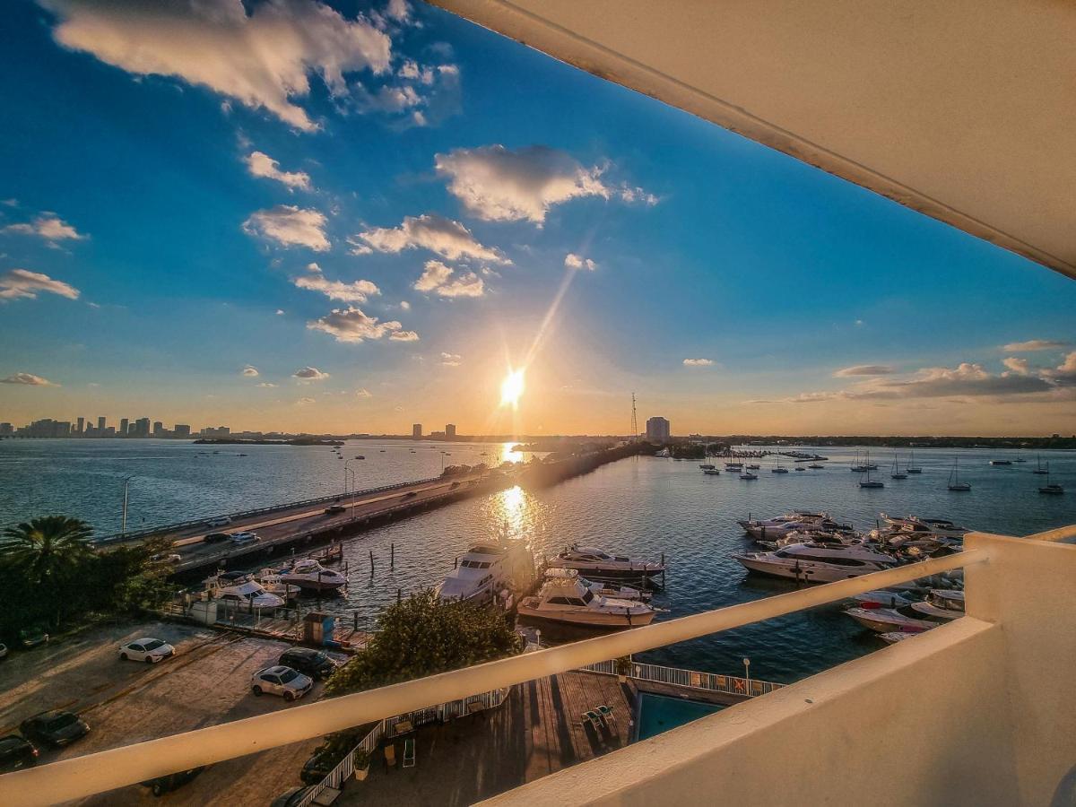 Bayfront Breathtaking Views- One Bedroom W Balcony- Living -free Parking Miami Beach