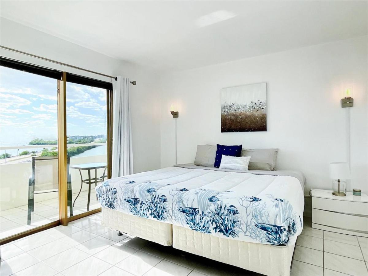 Bayfront Breathtaking Views- One Bedroom W Balcony- Living -free Parking