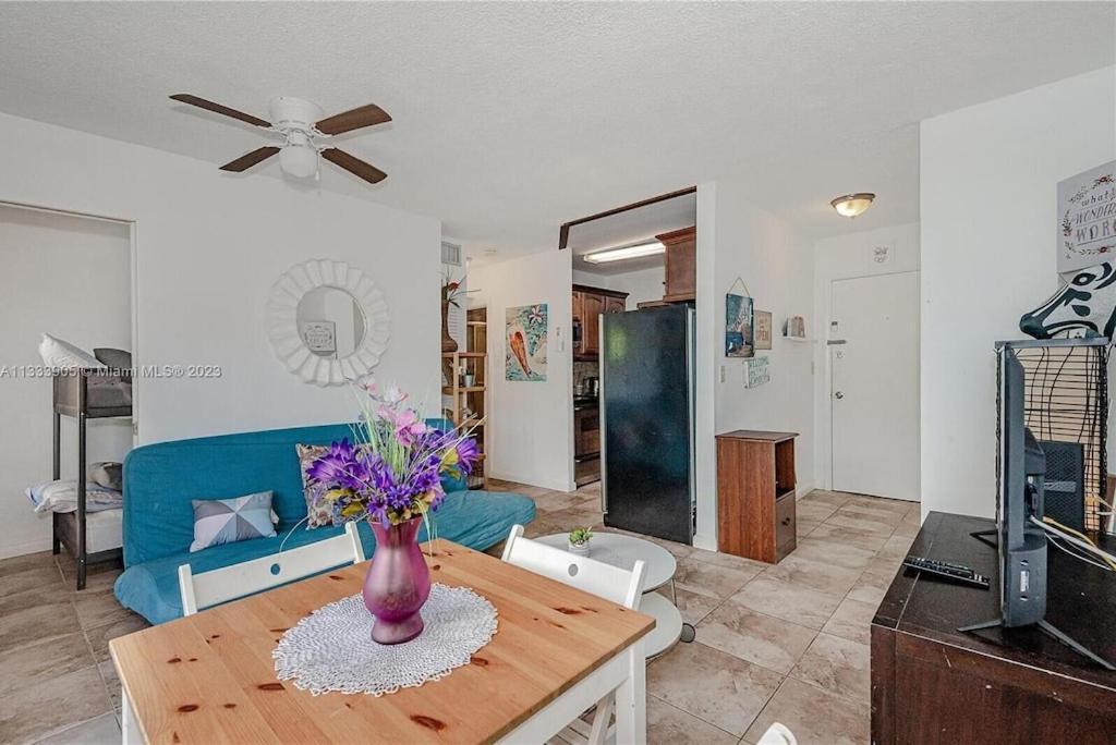 Cute, Cozy Walk To The Beach! Apartment *