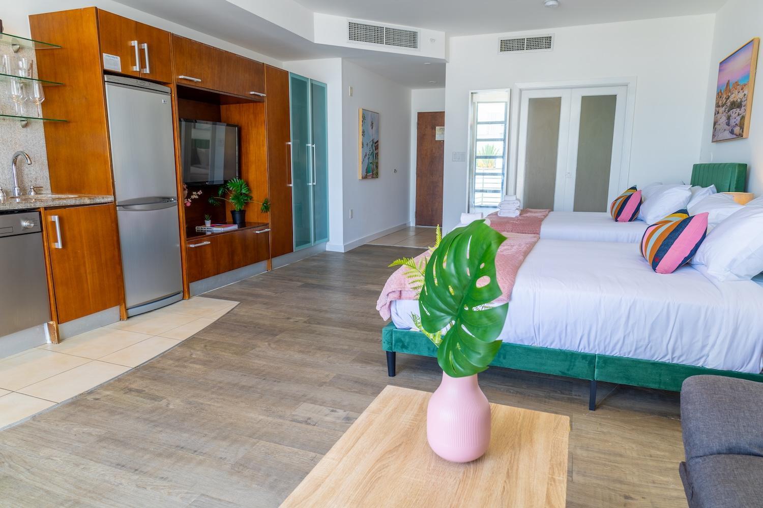 With Rooftop-pool And Bar On Ocean Dr Apartment