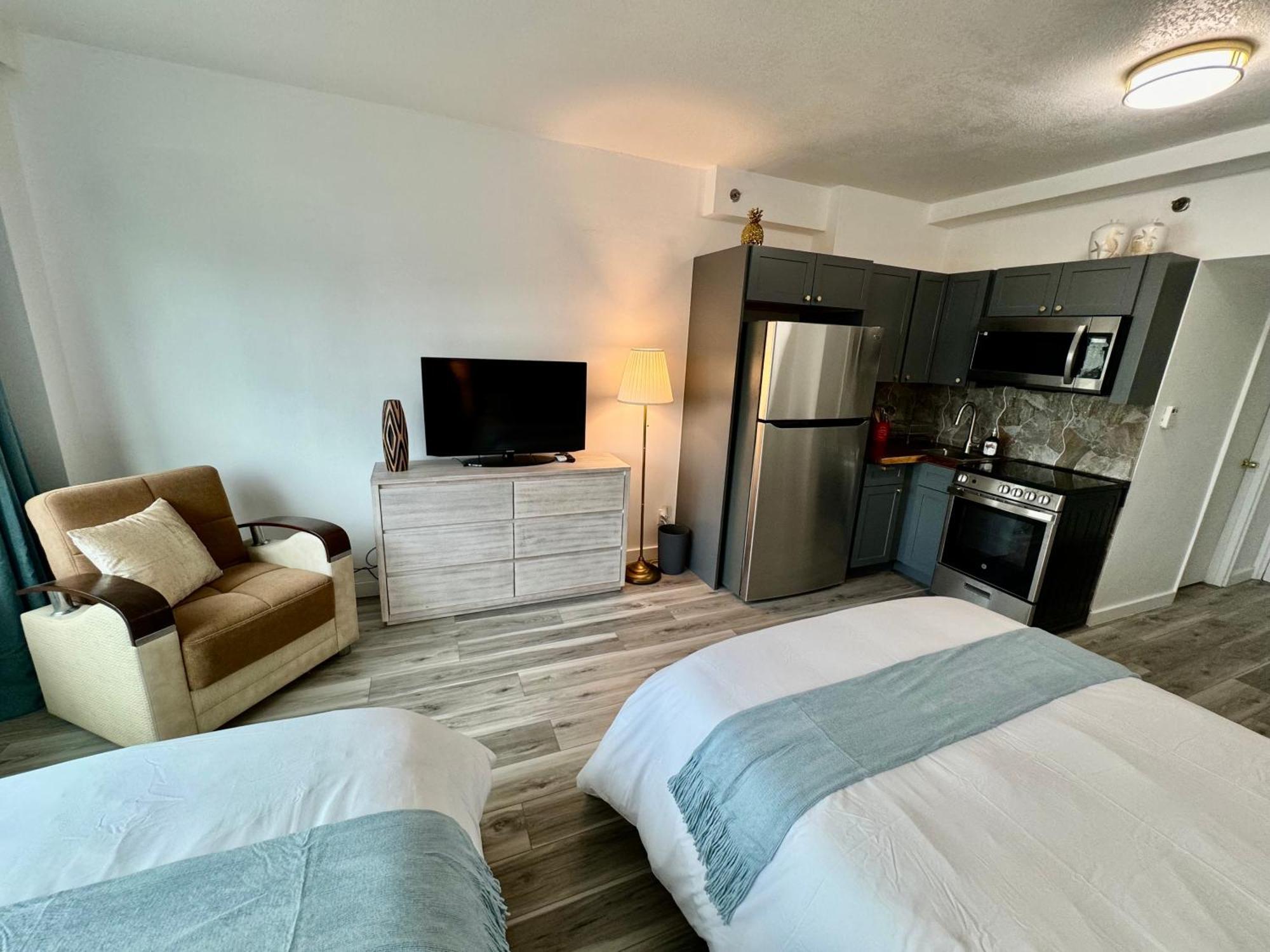 Directly On The With Pool & Parking * Miami Beach