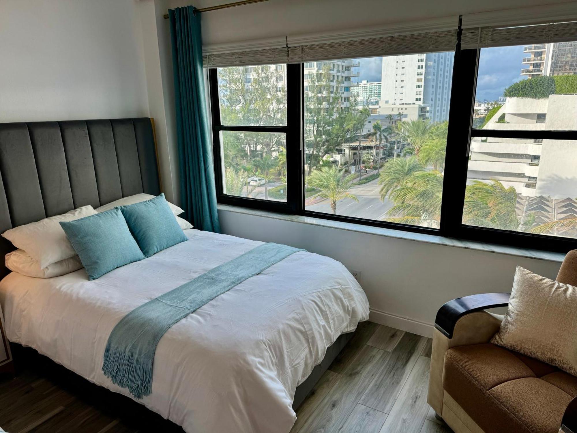 Directly On The With Pool & Parking * Miami Beach