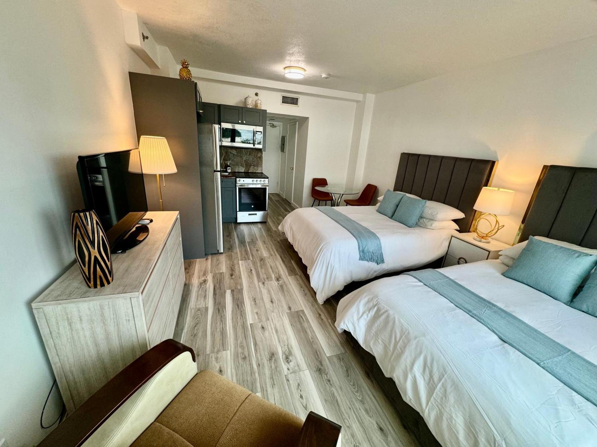 Directly On The With Pool & Parking Apartment *