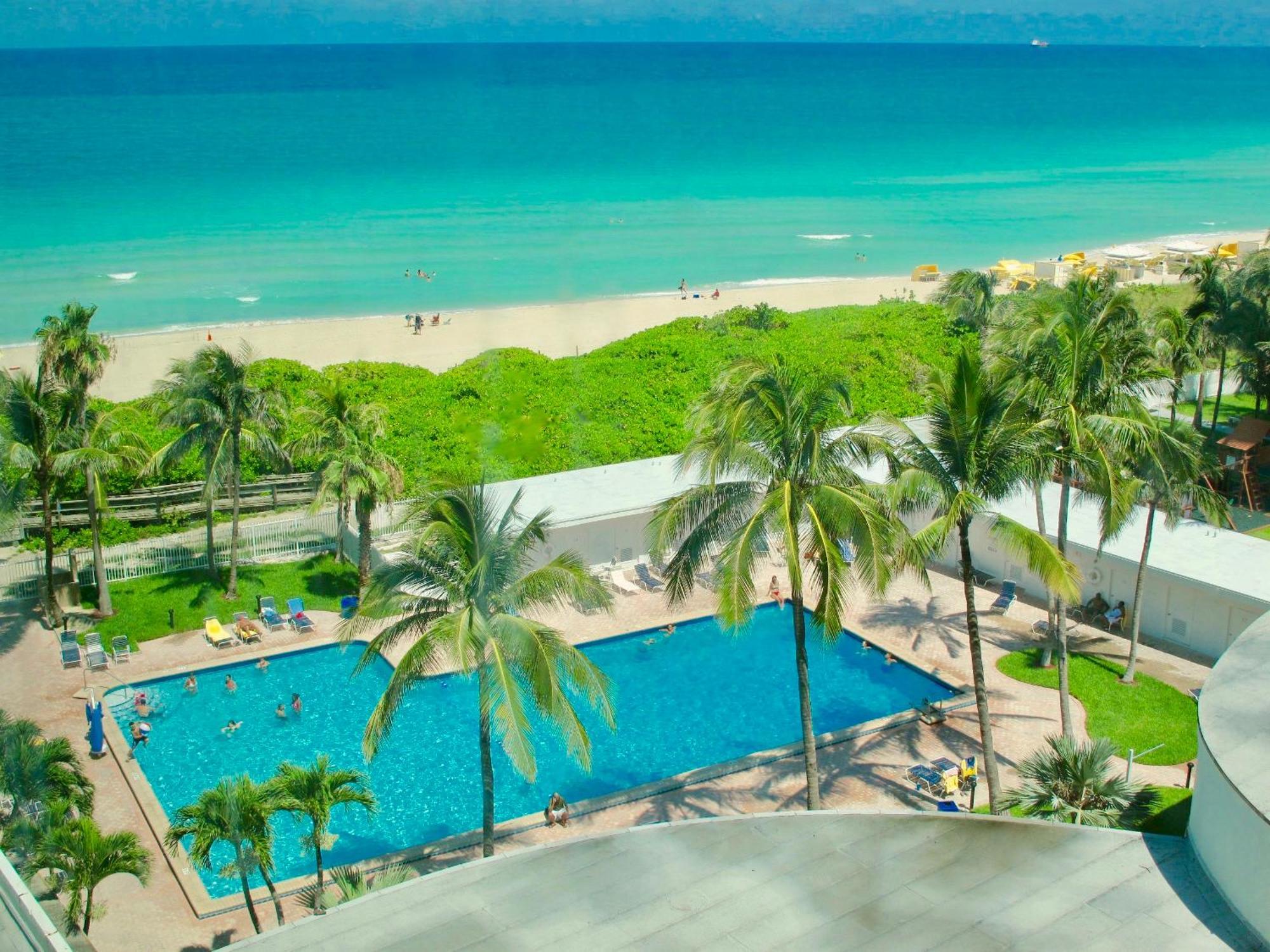 Directly On The With Pool & Parking * Miami Beach