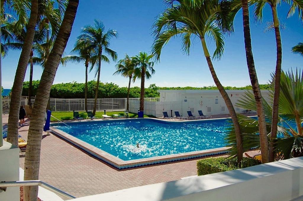 Directly On The With Pool & Parking Apartment