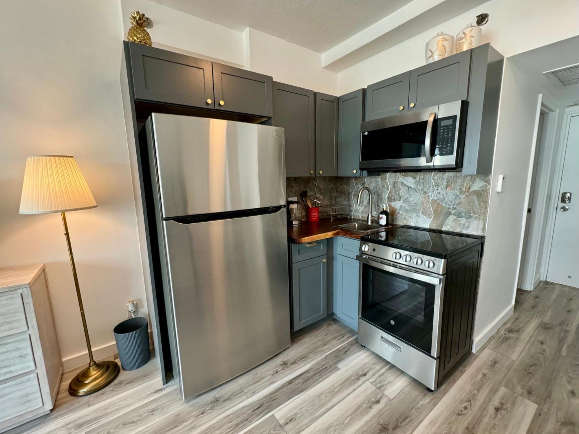 Directly On The With Pool & Parking Apartment Miami Beach