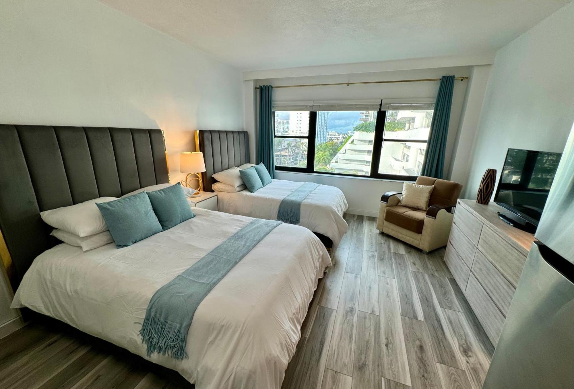 Apartment Directly On The With Pool & Parking *