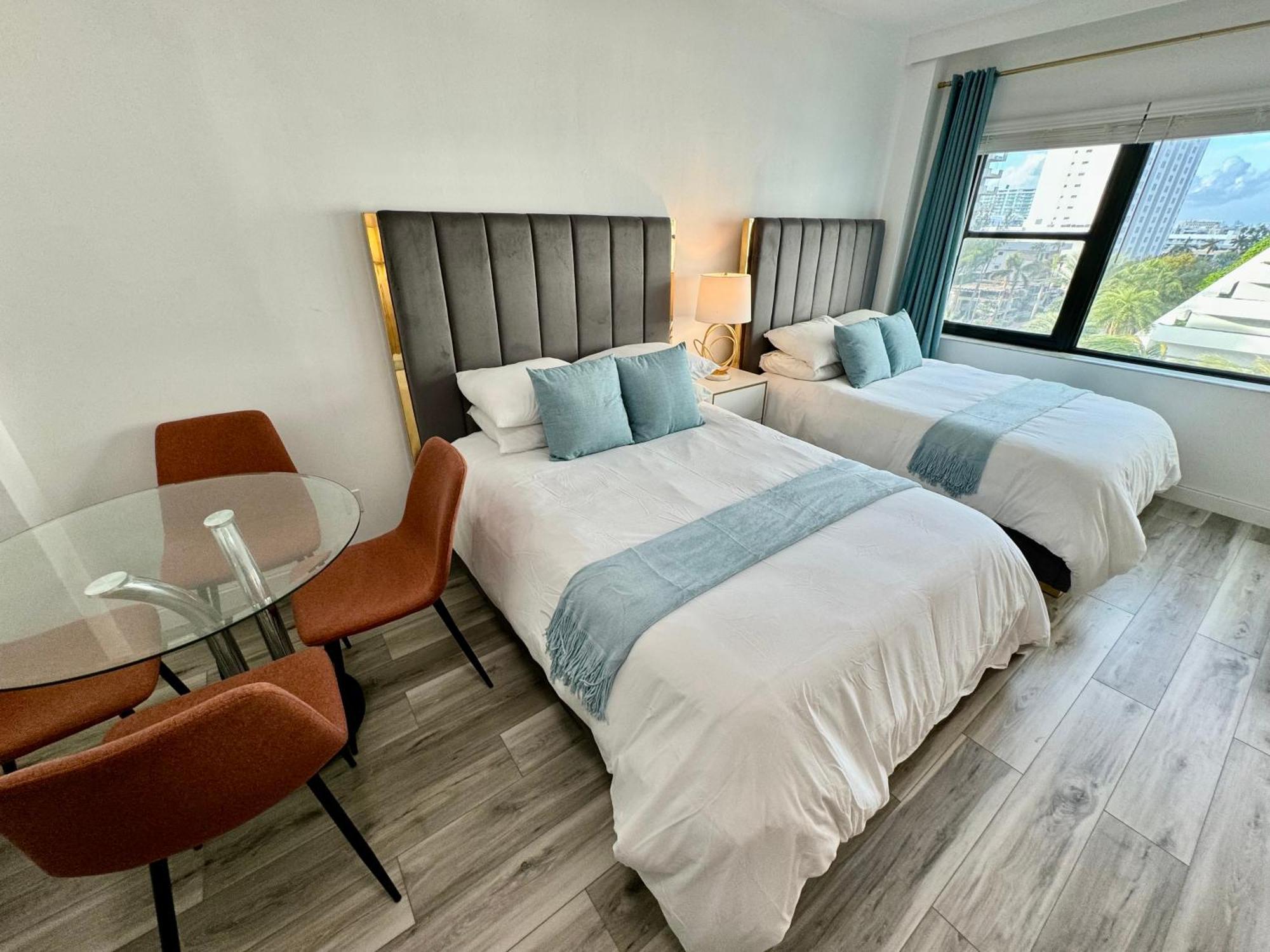 Directly On The With Pool & Parking Apartment *