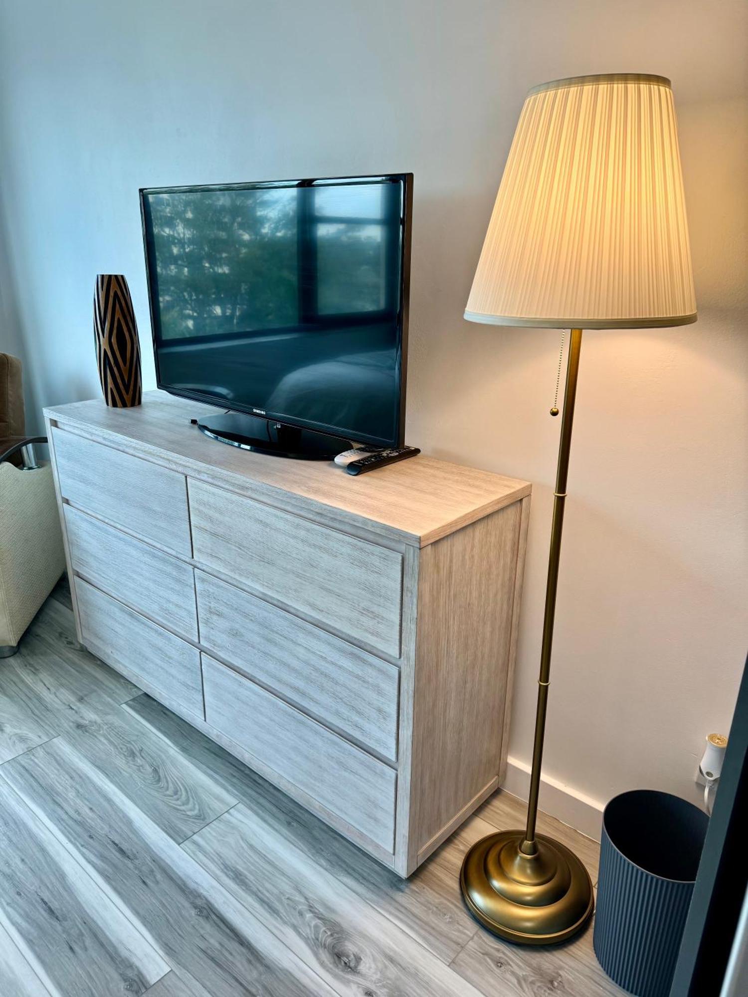 Apartment Directly On The With Pool & Parking