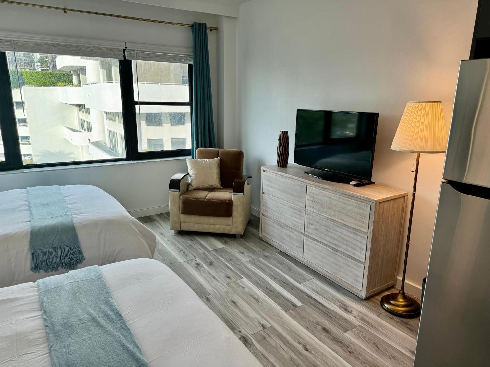Apartment Directly On The With Pool & Parking *