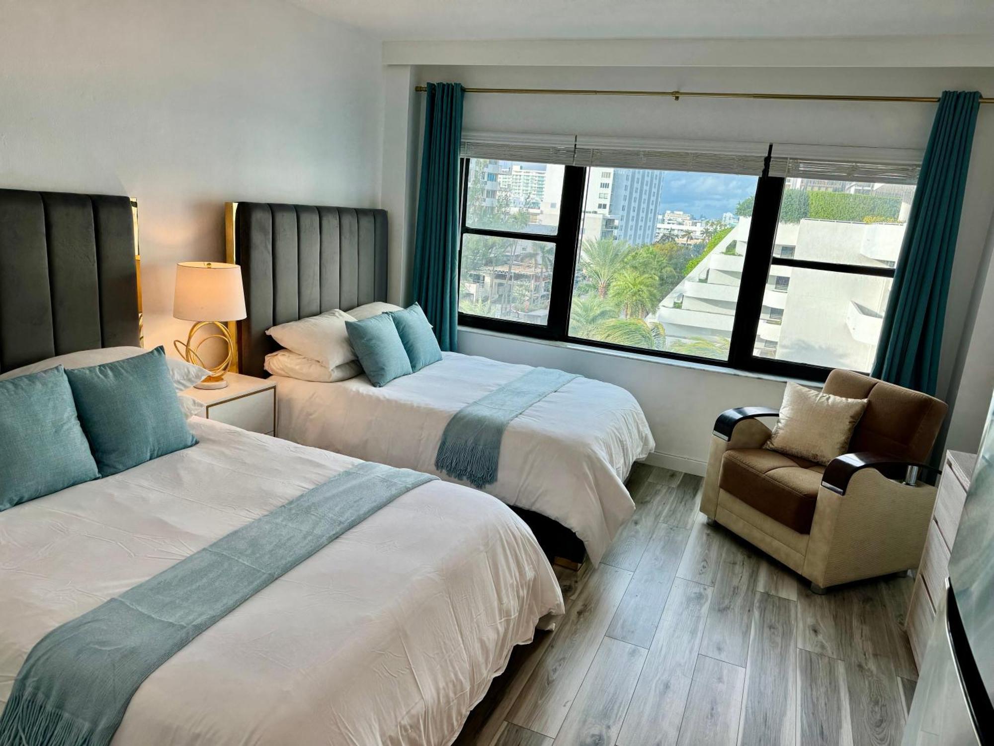 Apartment Directly On The With Pool & Parking *