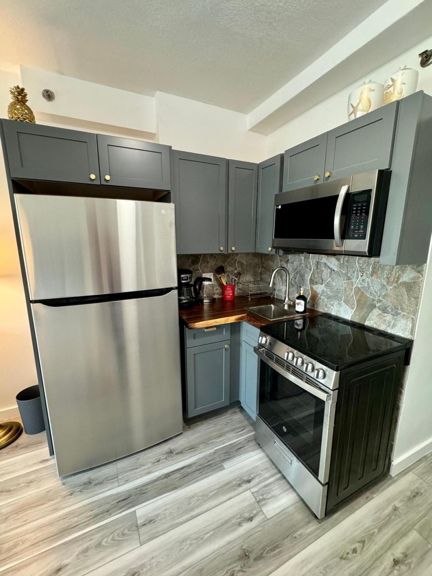 Directly On The With Pool & Parking Apartment Miami Beach