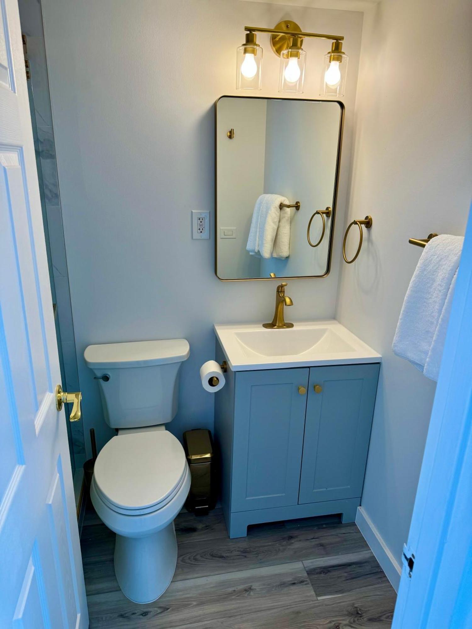 Directly On The With Pool & Parking Apartment *
