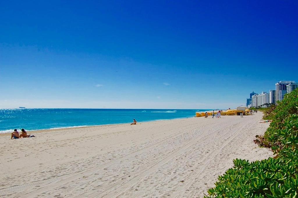 Directly On The With Pool & Parking Apartment